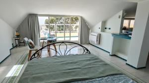 Ένα ή περισσότερα κρεβάτια σε δωμάτιο στο Oasis on the Gulf with a Sea View - Unique Roof Top Condo