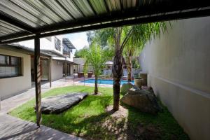 Bazén v ubytování Monte Bello Guesthouse nebo v jeho okolí