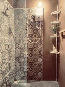 Un baño con ducha con pared de azulejos. en Flexi Lodge, en Negombo 52 fotos más