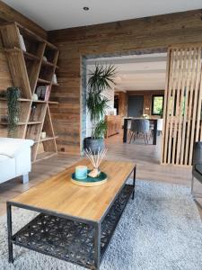 sala de estar con mesa de centro y comedor en Chalet Beau-Site Anzère, en Anzère