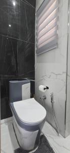 een badkamer met een wit toilet en een douche bij Good night guest house in Polokwane