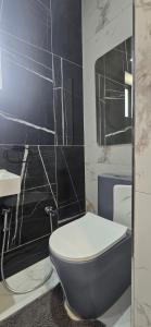 een badkamer met een blauw toilet en een wastafel bij Good night guest house in Polokwane +24 foto's