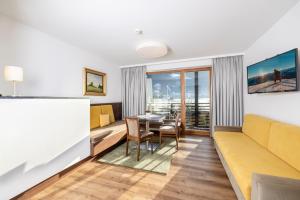 una sala de estar con un sofá y una mesa en Apart-Garni Innerwiesn, en Mayrhofen