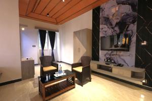 埃尔加德Ozone Hill Resorts的有两把椅子和一台电视的客厅