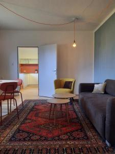 een woonkamer met een bank en een tafel bij Im Stauberhaus in Kirchdorf an der Krems