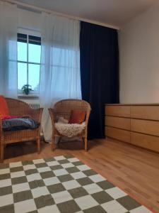 een woonkamer met 2 stoelen en een dressoir bij Im Stauberhaus in Kirchdorf an der Krems +3 foto's