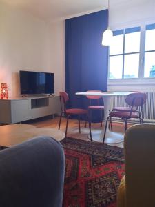 een woonkamer met stoelen, een tafel en een tv bij Im Stauberhaus in Kirchdorf an der Krems