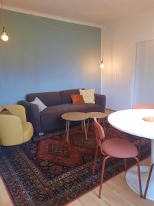 een woonkamer met een bank, een tafel en stoelen bij Im Stauberhaus in Kirchdorf an der Krems