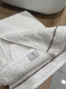 une pile de serviettes blanches posées sur une table dans l'établissement Luxury Suite come al Four Seasons, à Paola 98 autres photos