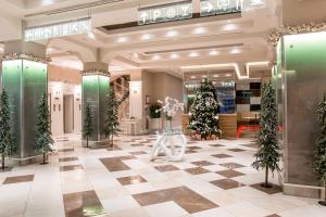 a christmas tree in the lobby of a shopping mall at Kaliningrad Hotel in Kaliningrad