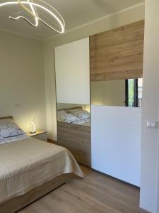 une chambre avec un lit et un grand miroir dans l'établissement Luxury Suite come al Four Seasons, à Paola