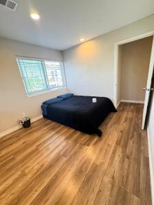 En eller flere senge i et værelse på Vernon Vibes