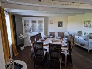een eetkamer met een tafel en stoelen bij Villa - The Cozy Relax Home - Comfort Nature & Style in Beernem +31 foto's