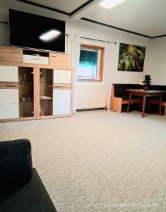 TV a/nebo společenská místnost v ubytování Urlaub beginnt hier