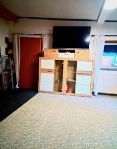 TV a/nebo společenská místnost v ubytování Urlaub beginnt hier