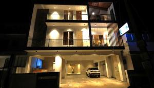 埃尔加德Ozone Hill Resorts的一辆夜间停在大楼前的白色卡车