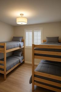 En eller flere senge i et værelse på Vernon Vibes