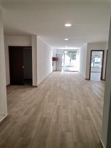 una stanza vuota con pavimenti in legno in una casa vuota di Casa Rainha Santa a Estremoz