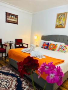 Un dormitorio con una cama con flores. en Hotel el Conquistador, en Cusco