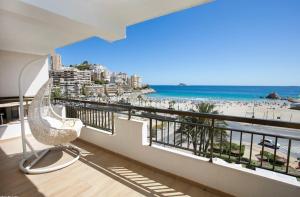 balcone con sedia e vista sulla spiaggia di Apartamentos Odysea By Apartamentos Valentia a Cala de Finestrat