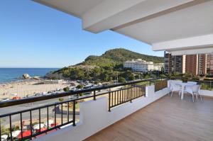 un balcone con sedie e vista sulla spiaggia di Apartamentos Odysea By Apartamentos Valentia a Cala de Finestrat