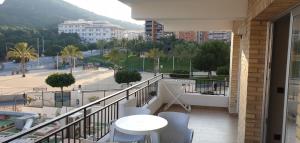 un balcone con tavolo e sedie e vista sulla città di Apartamentos Odysea By Apartamentos Valentia a Cala de Finestrat