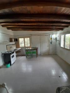 een keuken met een tafel en stoelen in een kamer bij Monoambiente Magia Uritorco in Capilla del Monte