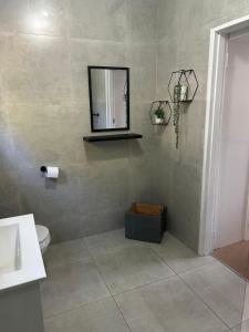 Ένα μπάνιο στο Pin Oak Inn