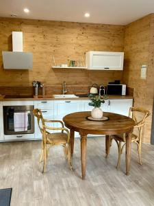 Køkken eller tekøkken på Chalet Lilas, spa privatif, 2p