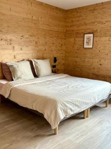 En eller flere senge i et værelse på Chalet Lilas, spa privatif, 2p