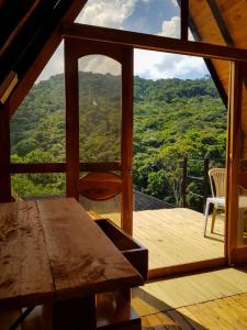 Nespecifikovaný výhled na hory nebo výhled na hory při pohledu z kempu