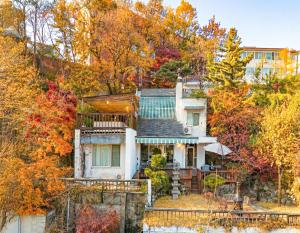 ein altes Haus im Herbstlaub in der Unterkunft BS Urban Retreat Garden and Spa near Gyeongbokgung in Seoul + 90 Fotos