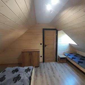 Camera mansardata con letto e letto Sidx Sidx Sidx Sidx. di Orkiszówka a Szczawnica