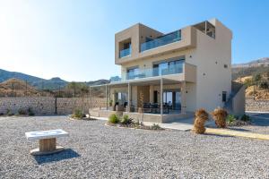 een huis in het midden van een grinderf bij Aquamarine Luxury Suites - Stegna in Archangelos