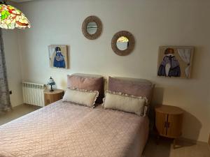 een slaapkamer met een bed met 2 kussens en 2 spiegels bij PARADISE GARDEN in Los Alcázares +59 foto's