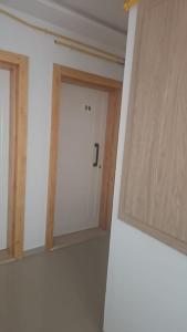 Fotografie z fotogalerie ubytování A one-bedroom apartment with a living room, kitchen, and balcony v destinaci Monastir