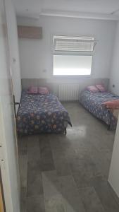 Postel nebo postele na pokoji v ubytování A one-bedroom apartment with a living room, kitchen, and balcony