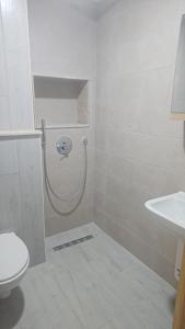 Koupelna v ubytování A one-bedroom apartment with a living room, kitchen, and balcony