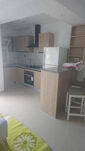 Kuchyň nebo kuchyňský kout v ubytování A one-bedroom apartment with a living room, kitchen, and balcony