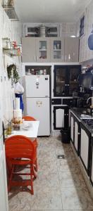 een keuken met een tafel en een witte koelkast bij Dar Fawaz in Tunis