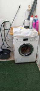 een wasmachine op de vloer in een kamer bij Dar Fawaz in Tunis