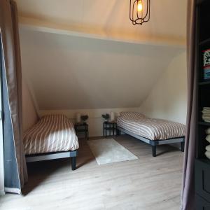 Zimmer mit 2 Betten in einem Zimmer in der Unterkunft 6 - Persoons Forest 217 Sauna Bungalow in Hernen