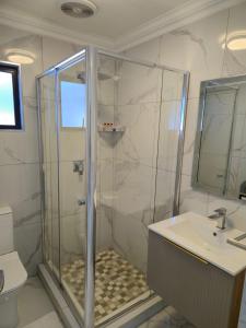 彼得马里茨堡The Corner Guesthouse的浴室配有淋浴和洗手池 更多59张照片