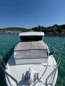 una barca bianca nell'acqua dell'oceano di KAÇAMAK YACHTiNG a Bodrum City
