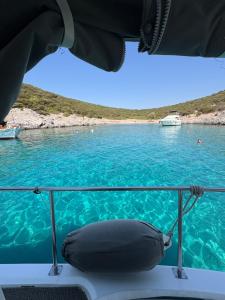 vista sull'acqua dalla parte anteriore di una barca di KAÇAMAK YACHTiNG a Bodrum City Altre 11 foto