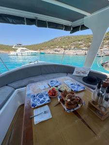 un tavolo su una barca con del cibo sopra di KAÇAMAK YACHTiNG a Bodrum City