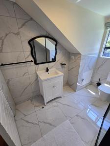 彼得马里茨堡The Corner Guesthouse的浴室里有洗手池和镜子