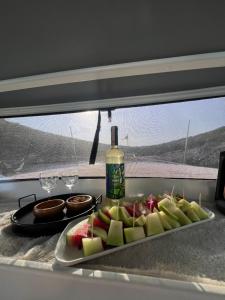 un piatto di frutta su un bancone con bicchieri da vino di KAÇAMAK YACHTiNG a Bodrum City