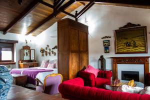 En eller flere senge i et værelse på CASA RURAL TRES VENTAS + 97 billeder