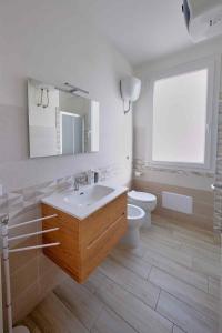 une salle de bains avec lavabo et toilettes dans l'établissement Le Magie di Gioba, à Chia